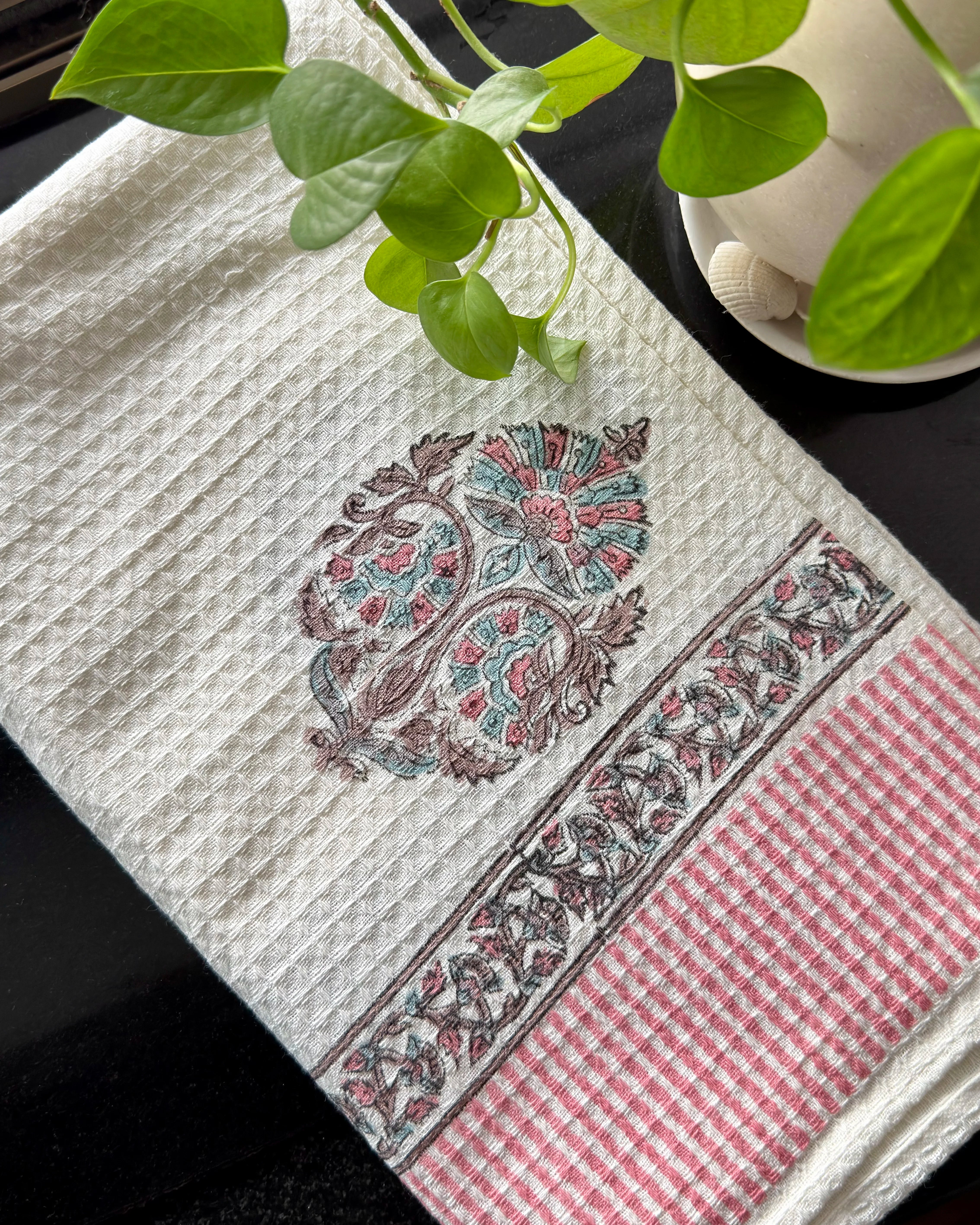 Gulnaar Paisley Waffel Cotton Towel